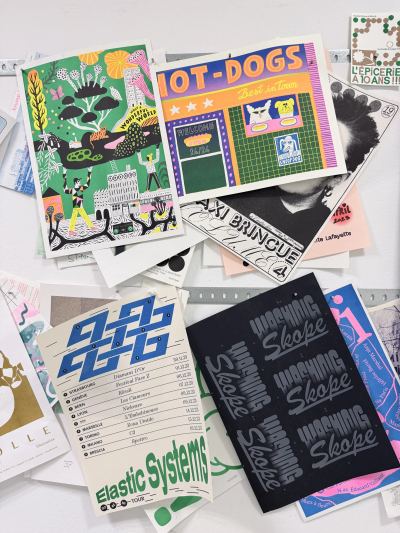 Planches et affiches dans un atelier du collectif Bonus